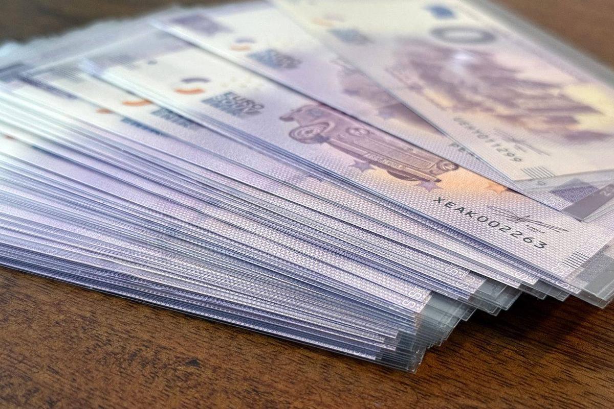 A stack of 0 euro notes, each in its own clear sleeve