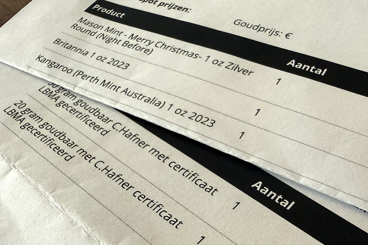 Deux factures de métaux précieux, avec des pièces et des lingots d'or avec certificat