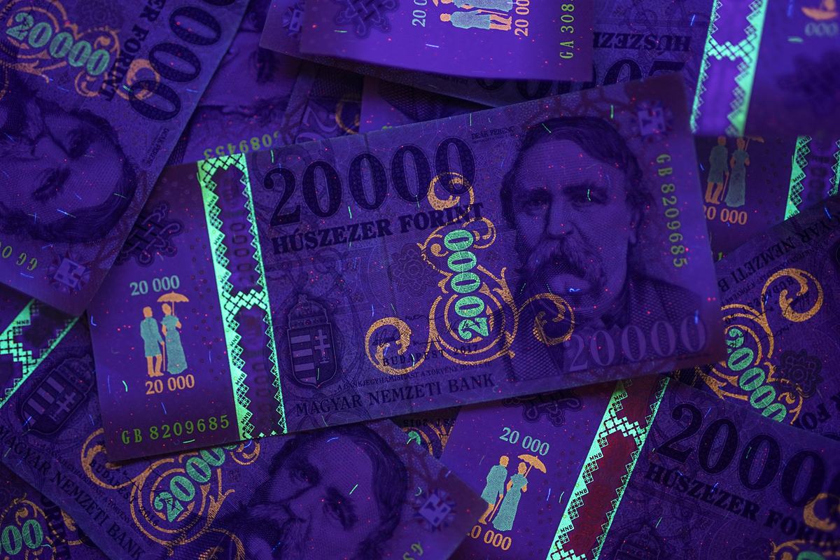 Banknoten unter UV-Licht, auf denen die Sicherheitsmerkmale hell leuchten