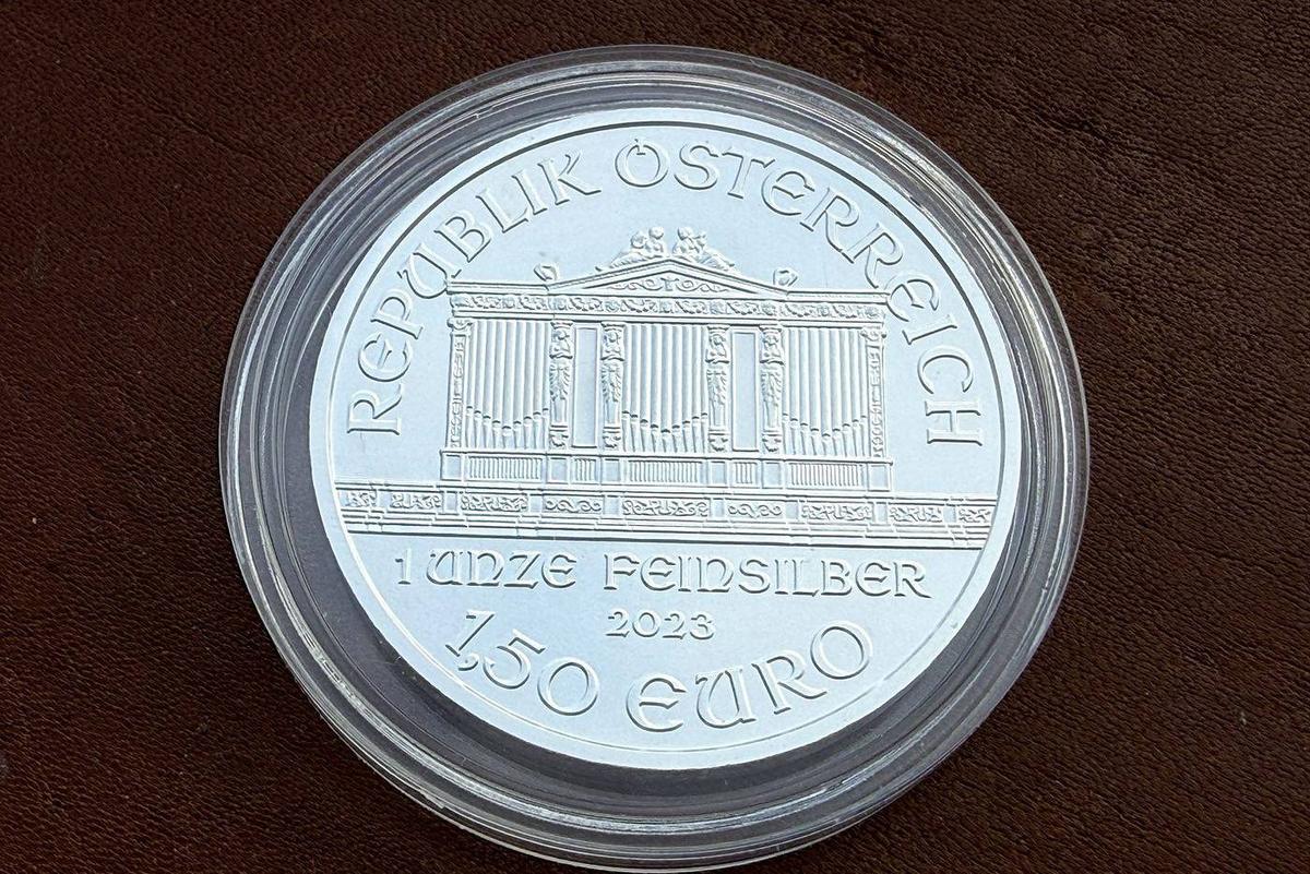 Een zilveren Wiener Philharmoniker in een ronde capsule