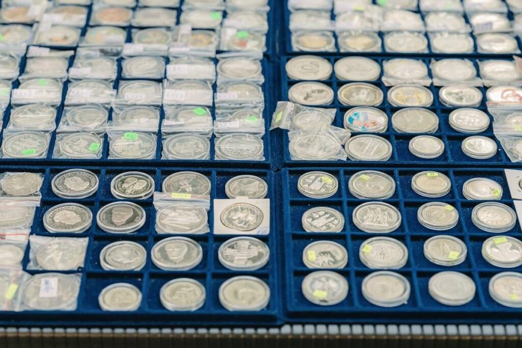 Munten in capsules op blauwe fluwelen bakken